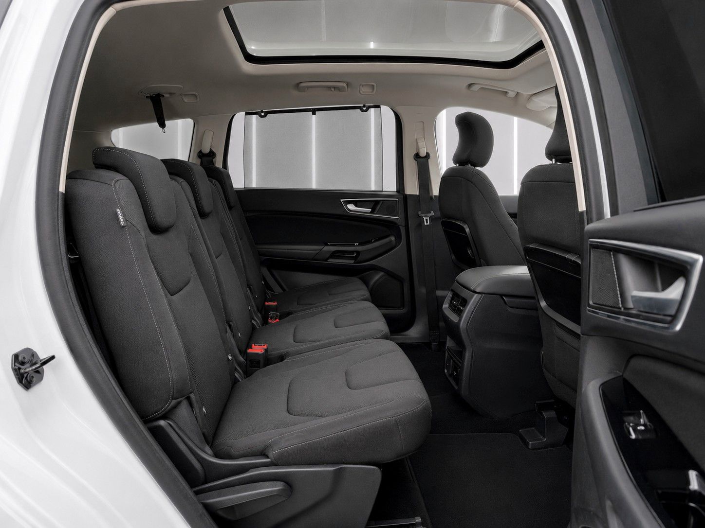 Fahrzeugabbildung Ford S-Max 2.0 EcoBlue Aut. TITANIUM *Pano*Ambiente* - mit KI generiert/bearbeitet