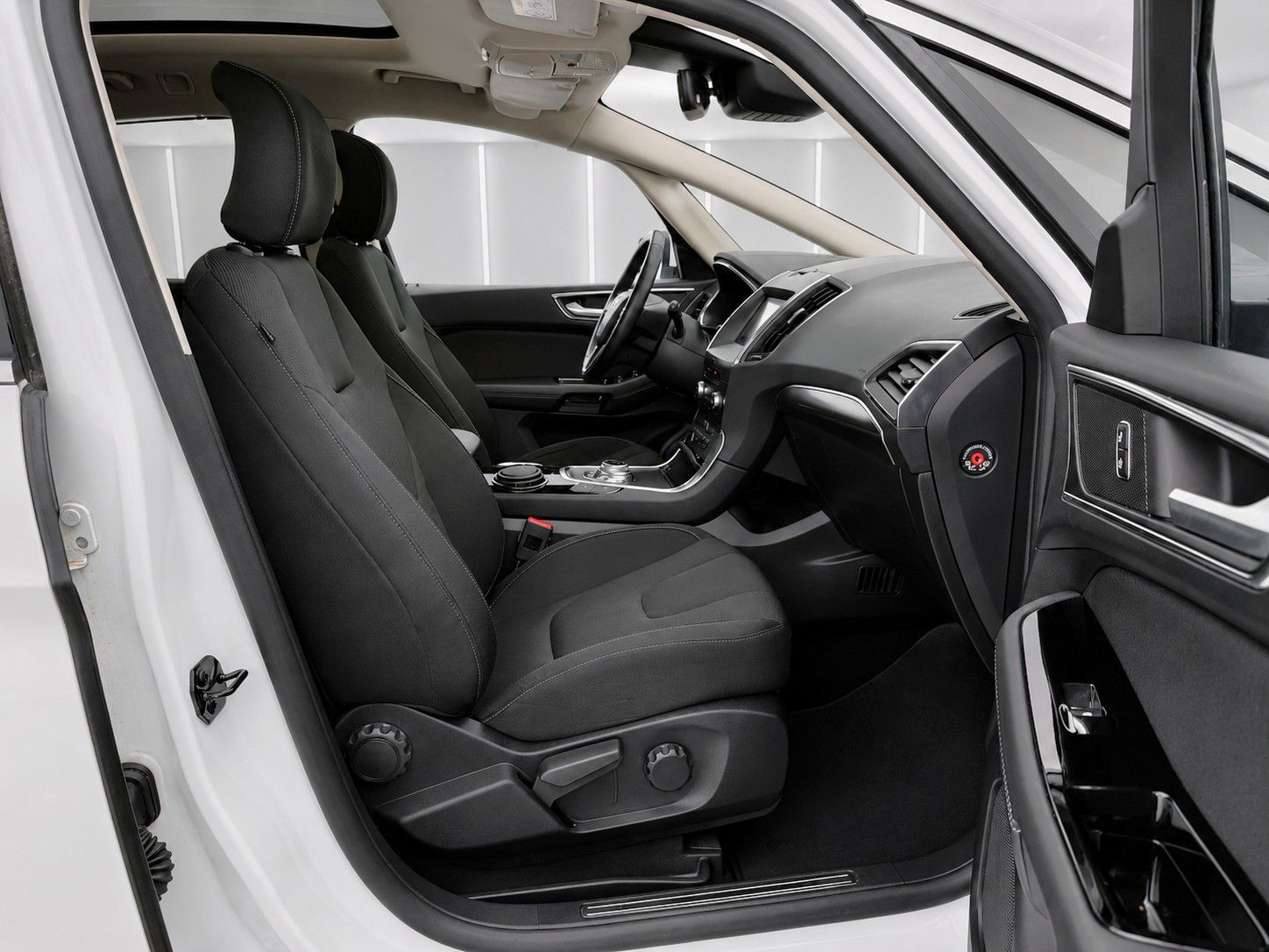 Fahrzeugabbildung Ford S-Max 2.0 EcoBlue Aut. TITANIUM *Pano*Ambiente* - mit KI generiert/bearbeitet