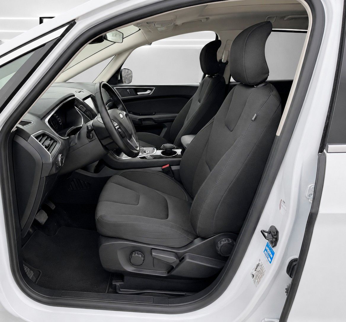 Fahrzeugabbildung Ford S-Max 2.0 EcoBlue Aut. TITANIUM *Pano*Ambiente* - mit KI generiert/bearbeitet