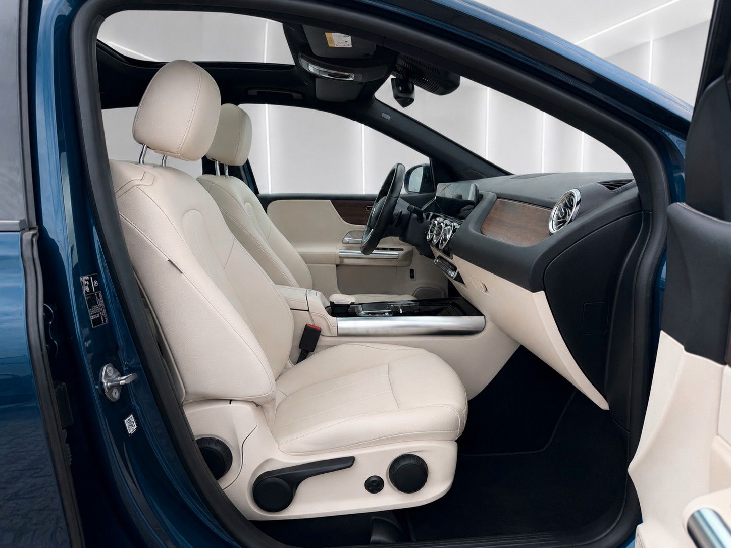 Fahrzeugabbildung Mercedes-Benz B 180 d 8G-DCT Progressive *Leder*Pano*AHK*Sth.* - mit KI generiert/bearbeitet