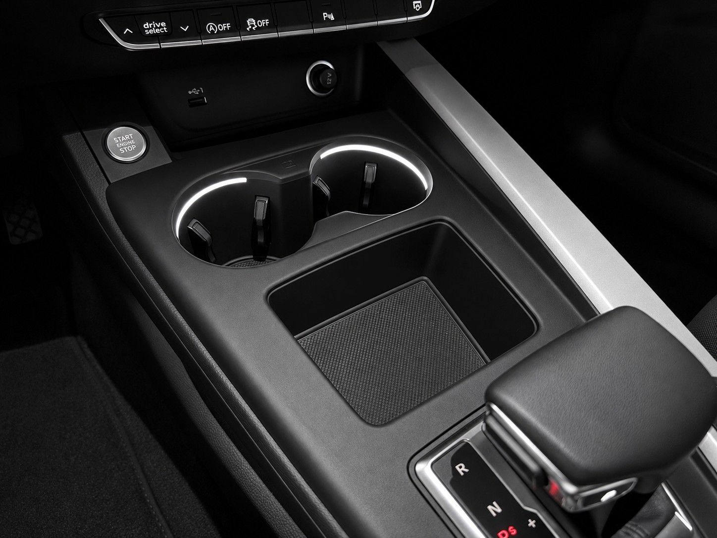 Fahrzeugabbildung Audi A4 Avant 40 TDI S line *Pano*LED*AHK*18Zoll* - mit KI generiert/bearbeitet