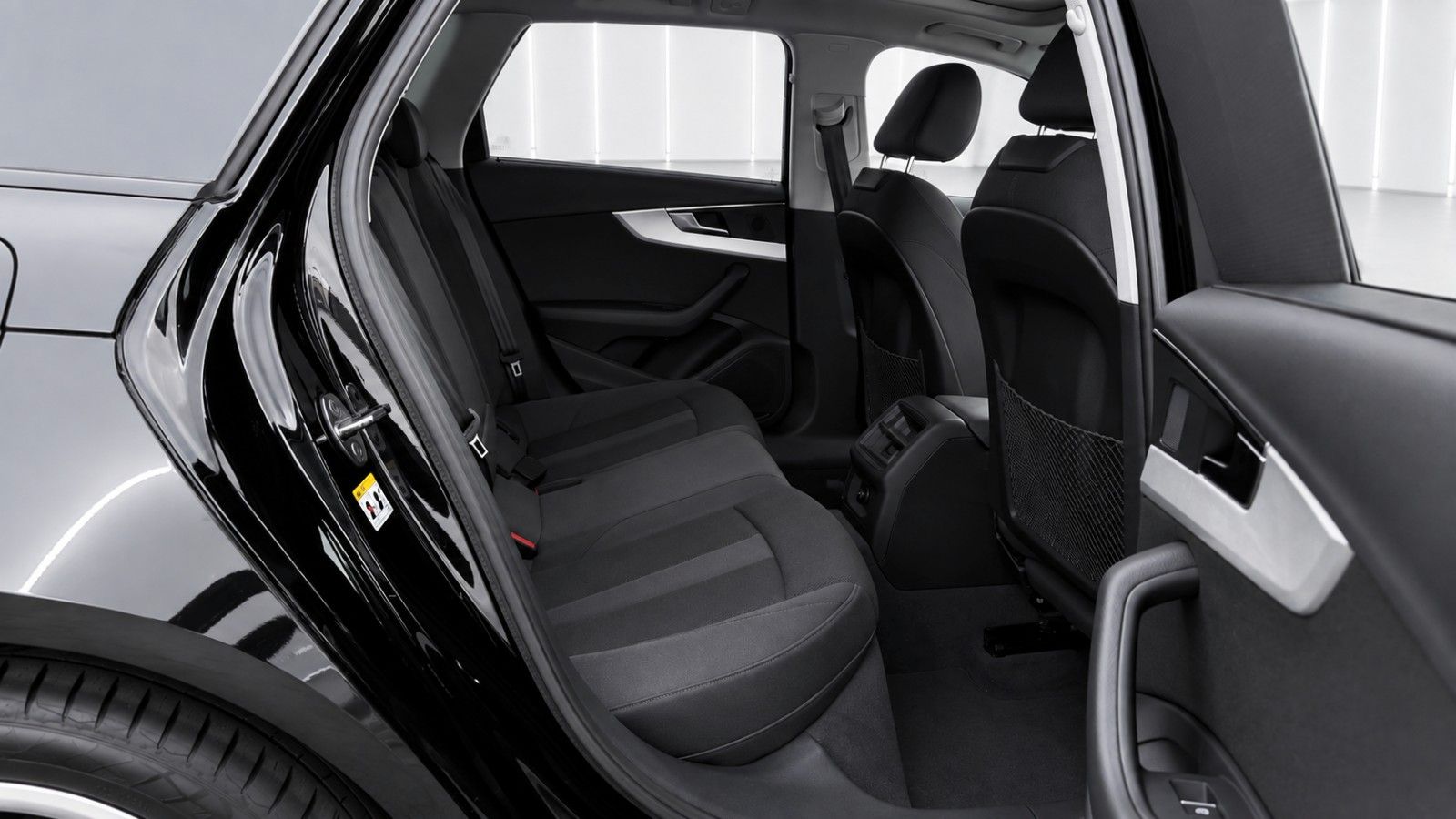 Fahrzeugabbildung Audi A4 Avant 40 TDI S line *Pano*LED*AHK*18Zoll* - mit KI generiert/bearbeitet