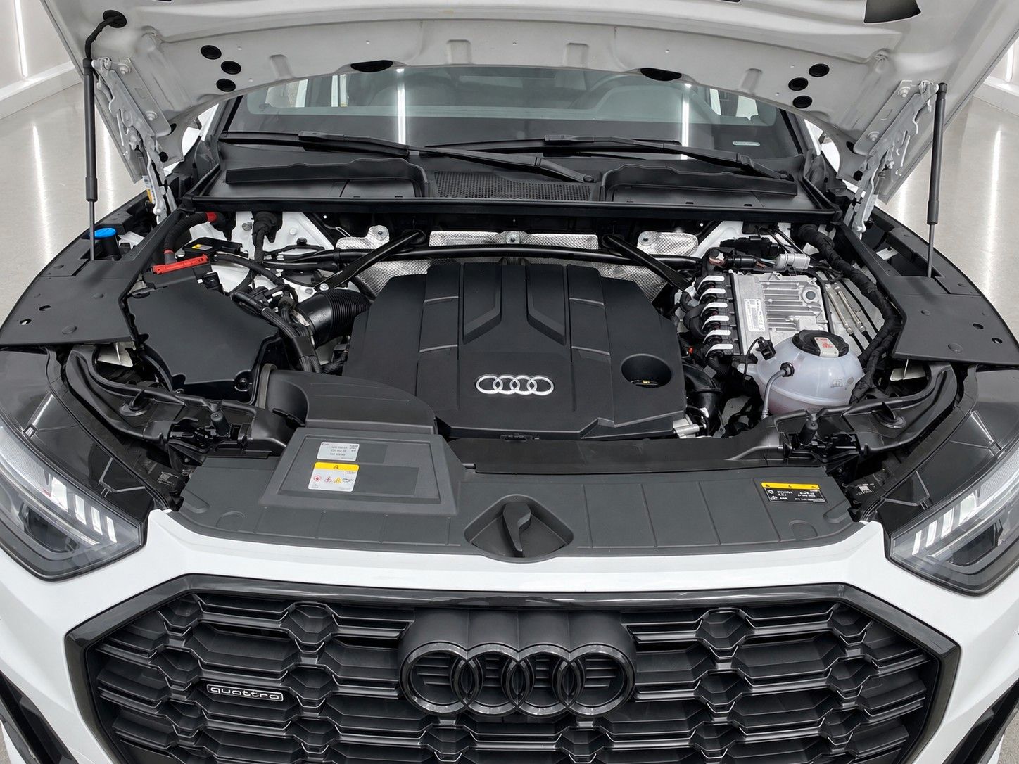 Fahrzeugabbildung Audi Q5 50 TDI quattro S line*Luftfederung*Matrix*AHK - mit KI generiert/bearbeitet