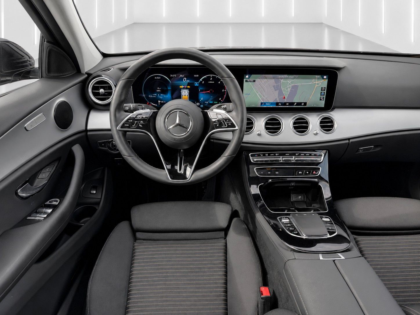 Fahrzeugabbildung Mercedes-Benz E 220 d T 9G-TRONIC *LED*SCHIEBEDACH*WIDE* - mit KI generiert/bearbeitet