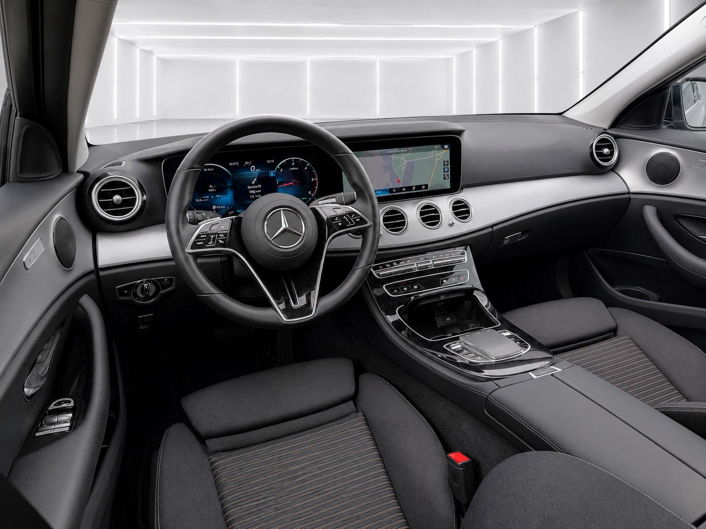 Fahrzeugabbildung Mercedes-Benz E 220 d T 9G-TRONIC *LED*SCHIEBEDACH*WIDE* - mit KI generiert/bearbeitet