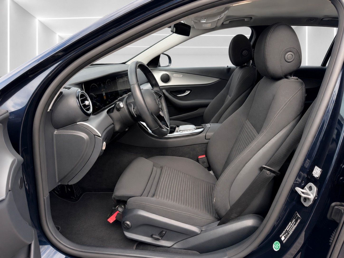 Fahrzeugabbildung Mercedes-Benz E 220 d T 9G-TRONIC *LED*SCHIEBEDACH*WIDE* - mit KI generiert/bearbeitet
