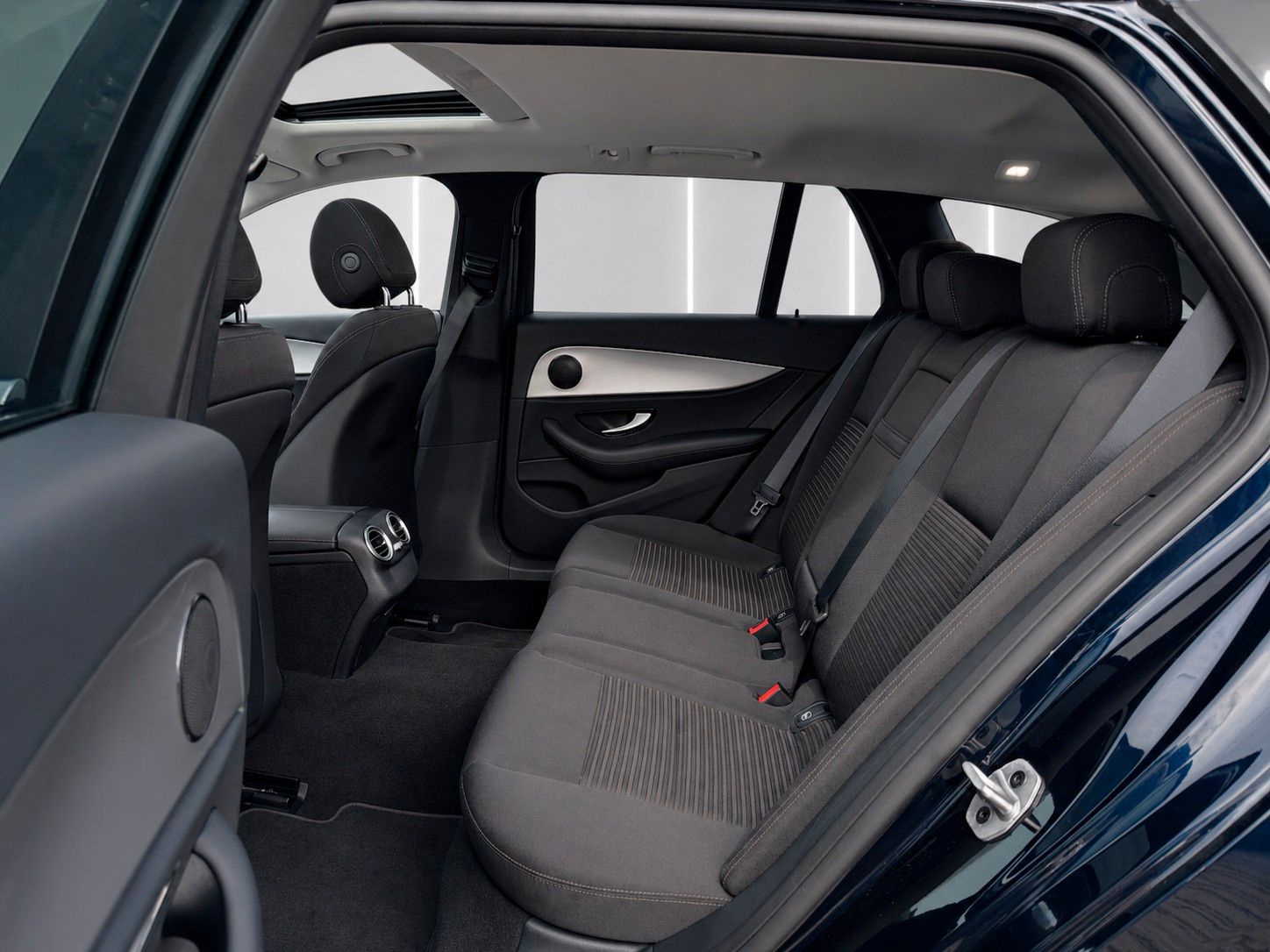 Fahrzeugabbildung Mercedes-Benz E 220 d T 9G-TRONIC *LED*SCHIEBEDACH*WIDE* - mit KI generiert/bearbeitet