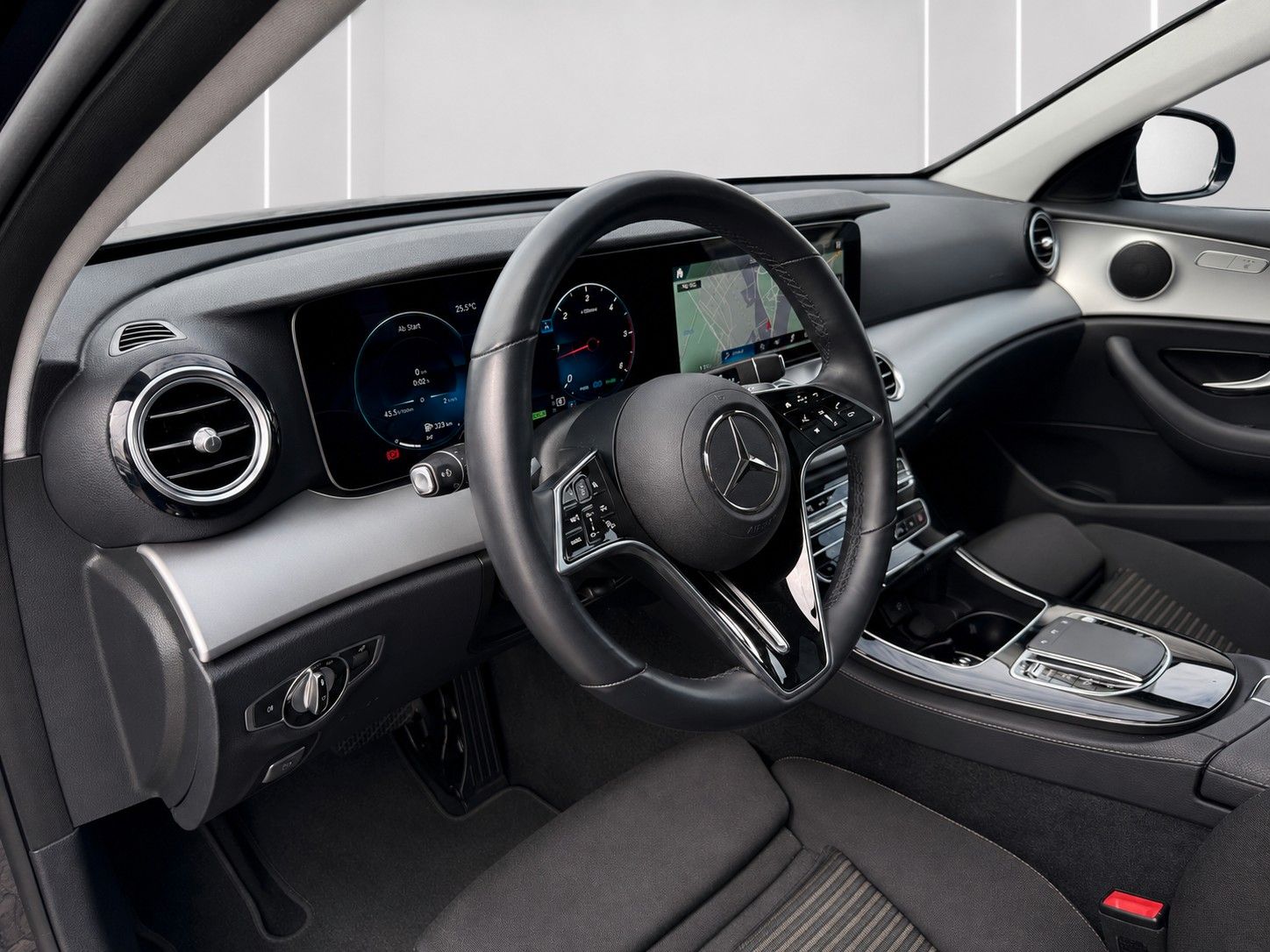 Fahrzeugabbildung Mercedes-Benz E 220 d T 9G-TRONIC *LED*SCHIEBEDACH*WIDE* - mit KI generiert/bearbeitet