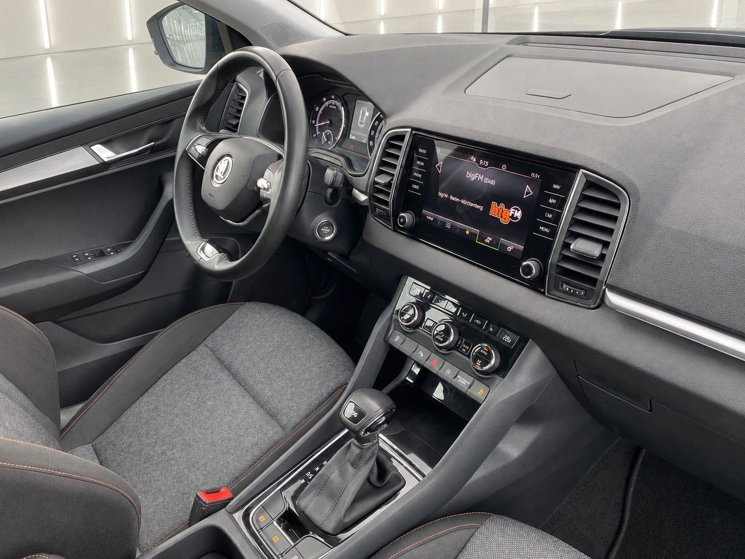 Fahrzeugabbildung SKODA Karoq 1.5 TSI ACT DSG Clever *Kamera*LED*AHK* - mit KI generiert/bearbeitet