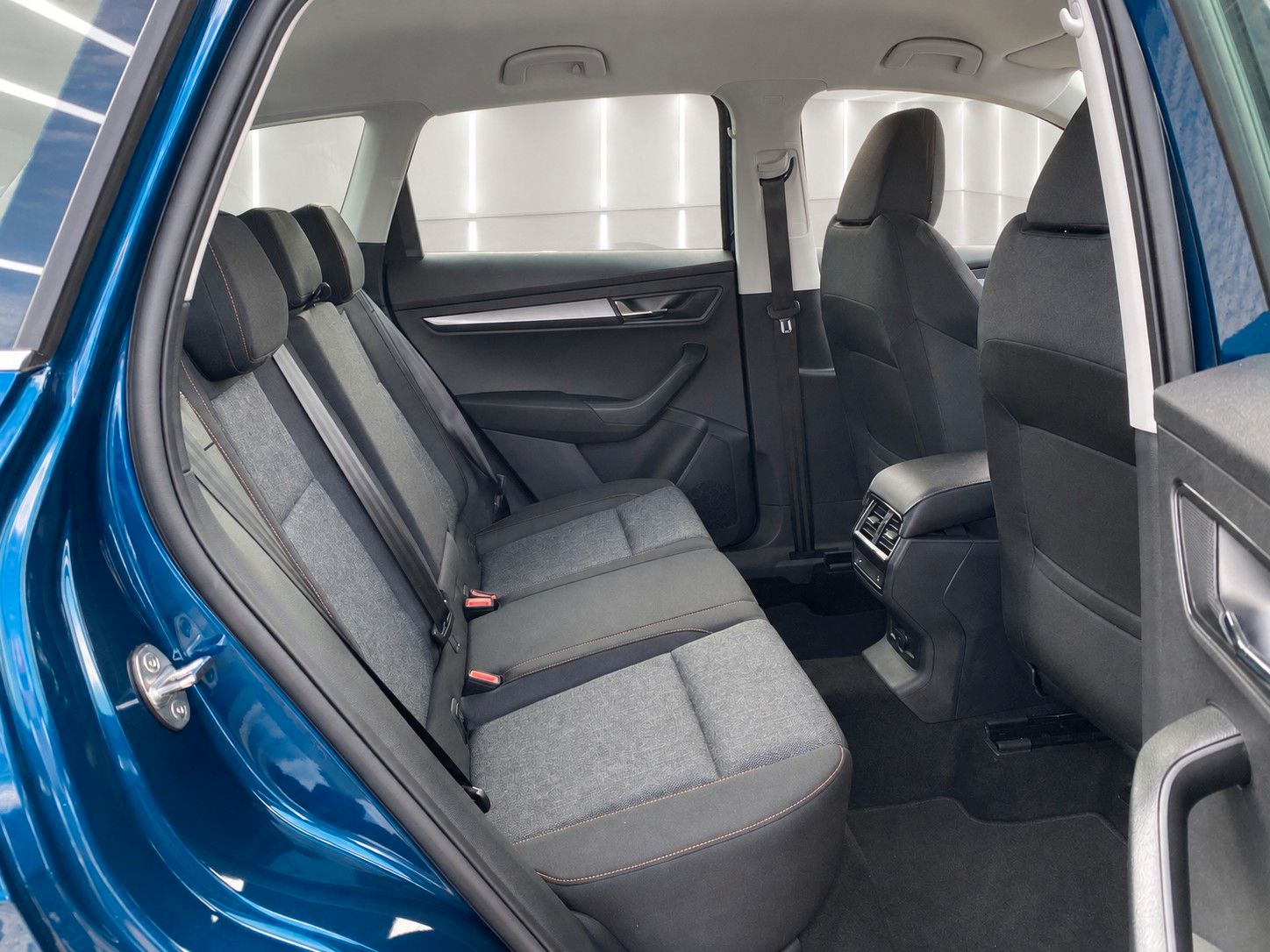Fahrzeugabbildung SKODA Karoq 1.5 TSI ACT DSG Clever *Kamera*LED*AHK* - mit KI generiert/bearbeitet