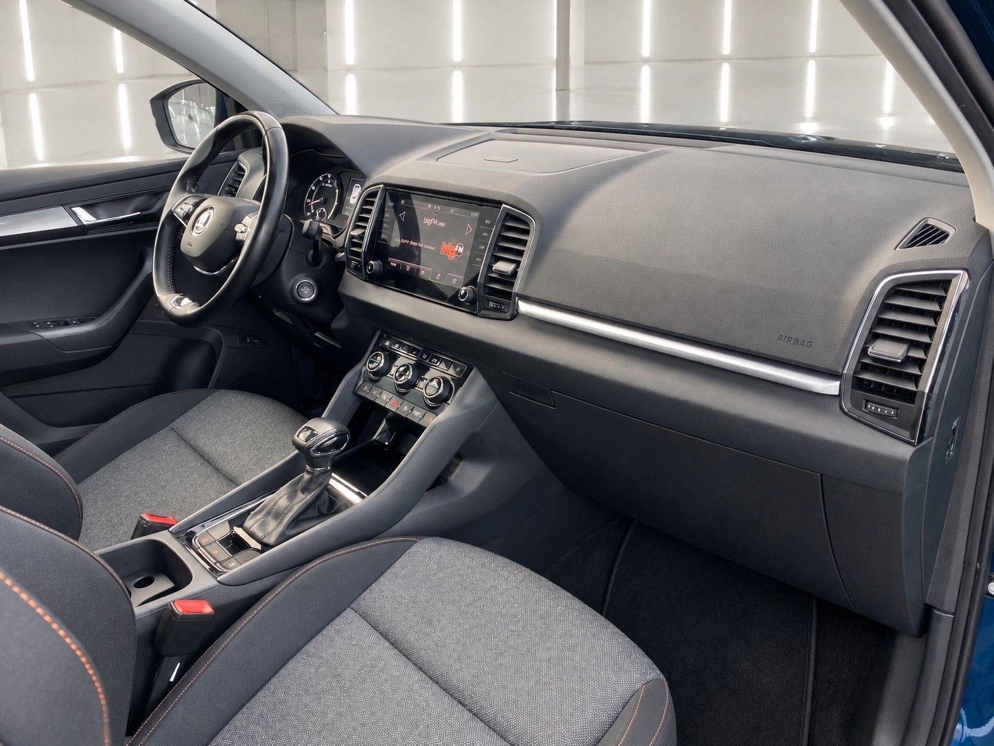 Fahrzeugabbildung SKODA Karoq 1.5 TSI ACT DSG Clever *Kamera*LED*AHK* - mit KI generiert/bearbeitet