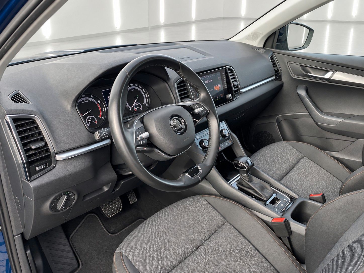 Fahrzeugabbildung SKODA Karoq 1.5 TSI ACT DSG Clever *Kamera*LED*AHK* - mit KI generiert/bearbeitet