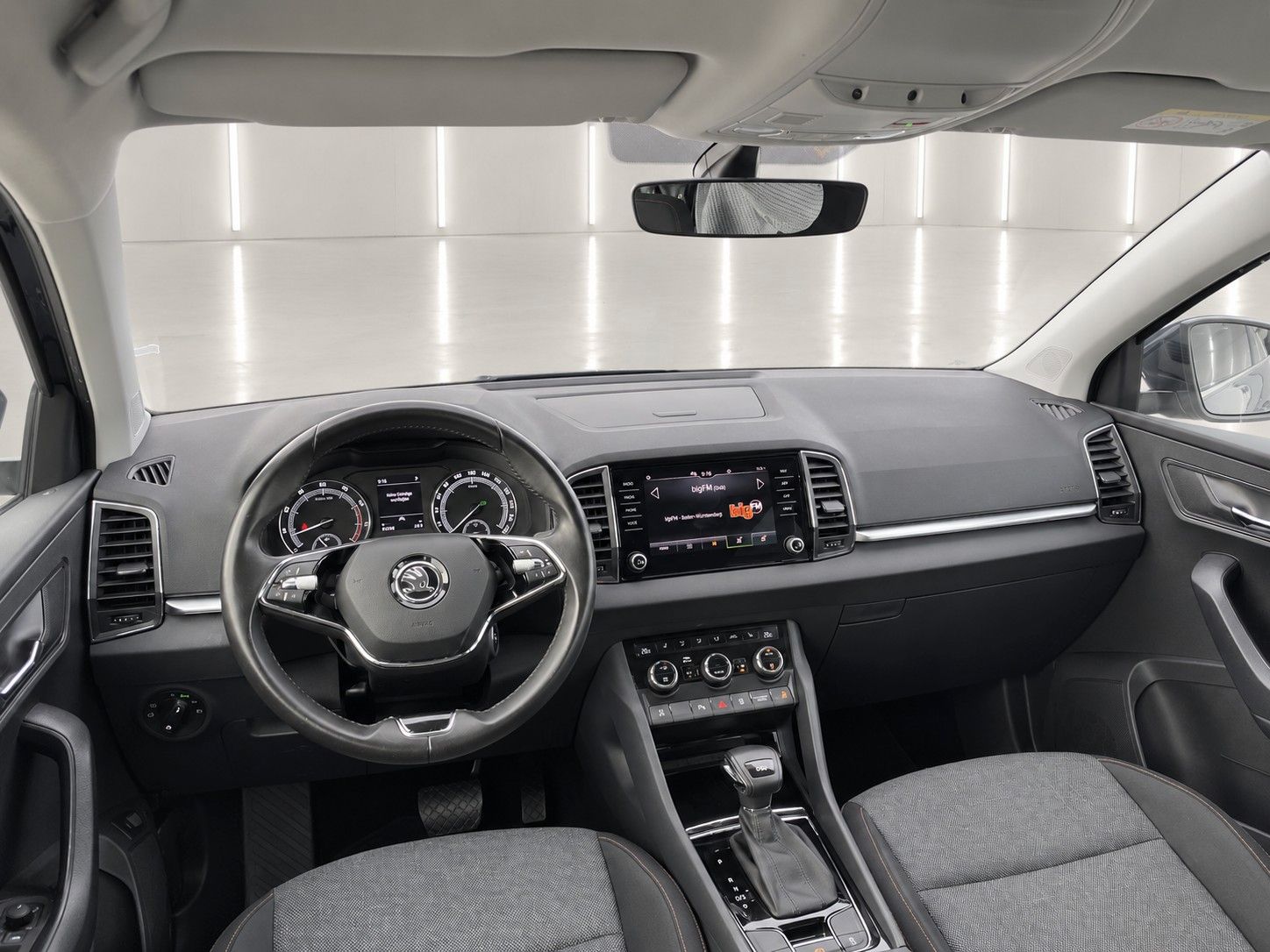 Fahrzeugabbildung SKODA Karoq 1.5 TSI ACT DSG Clever *Kamera*LED*AHK* - mit KI generiert/bearbeitet