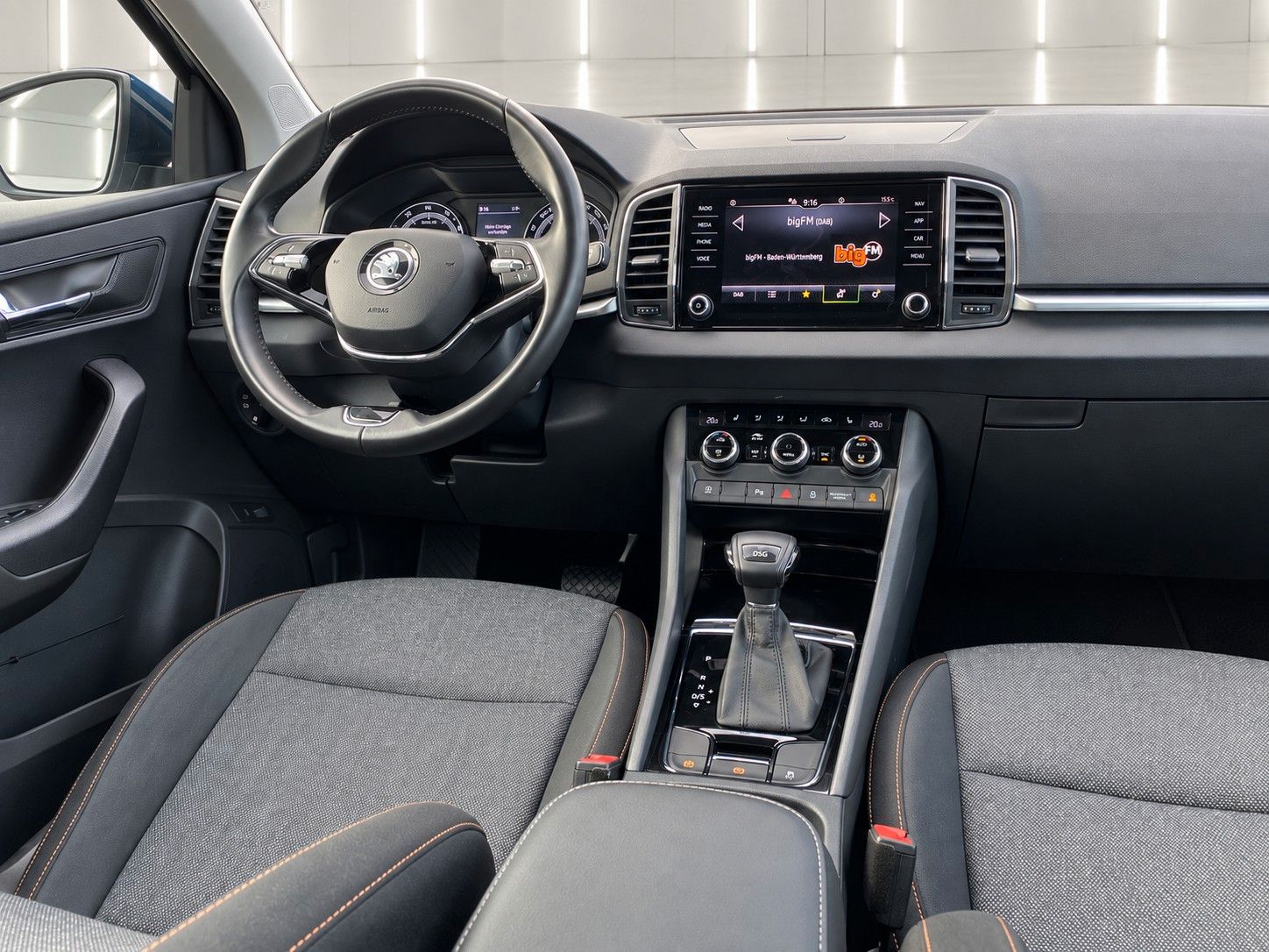 Fahrzeugabbildung SKODA Karoq 1.5 TSI ACT DSG Clever *Kamera*LED*AHK* - mit KI generiert/bearbeitet