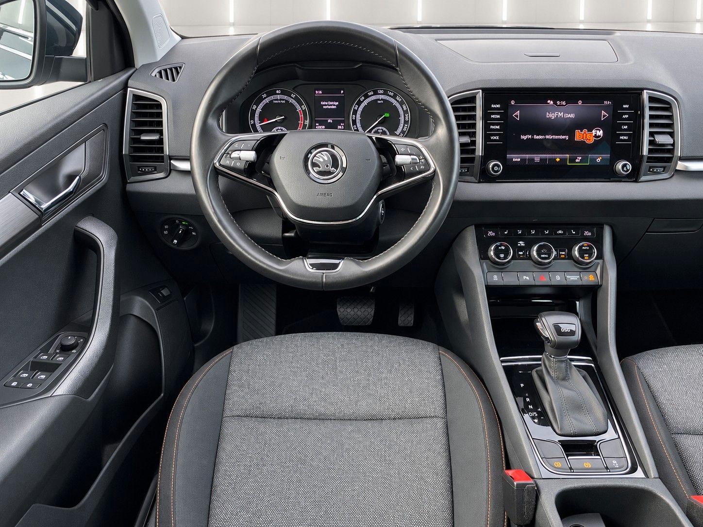 Fahrzeugabbildung SKODA Karoq 1.5 TSI ACT DSG Clever *Kamera*LED*AHK* - mit KI generiert/bearbeitet