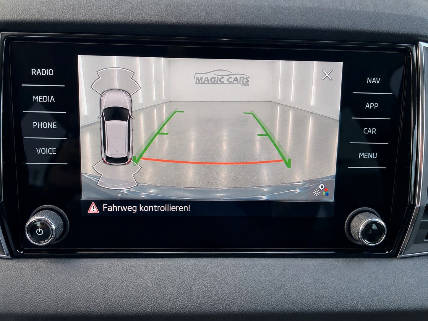 Fahrzeugabbildung SKODA Karoq 1.5 TSI ACT DSG Clever *Kamera*LED*AHK* - mit KI generiert/bearbeitet