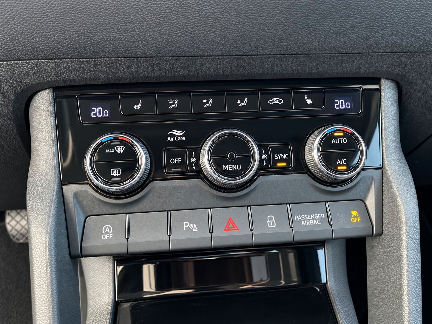 Fahrzeugabbildung SKODA Karoq 1.5 TSI ACT DSG Clever *Kamera*LED*AHK* - mit KI generiert/bearbeitet