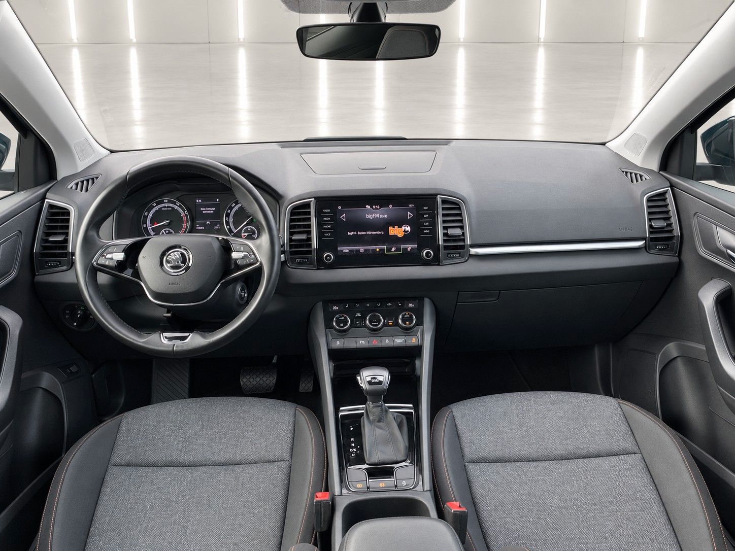 Fahrzeugabbildung SKODA Karoq 1.5 TSI ACT DSG Clever *Kamera*LED*AHK* - mit KI generiert/bearbeitet