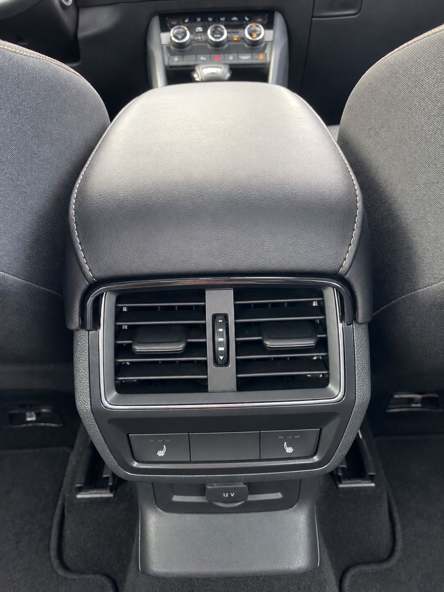 Fahrzeugabbildung SKODA Karoq 1.5 TSI ACT DSG Clever *Kamera*LED*AHK* - mit KI generiert/bearbeitet