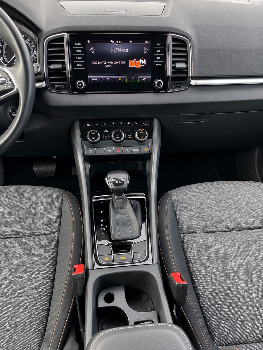 Fahrzeugabbildung SKODA Karoq 1.5 TSI ACT DSG Clever *Kamera*LED*AHK* - mit KI generiert/bearbeitet