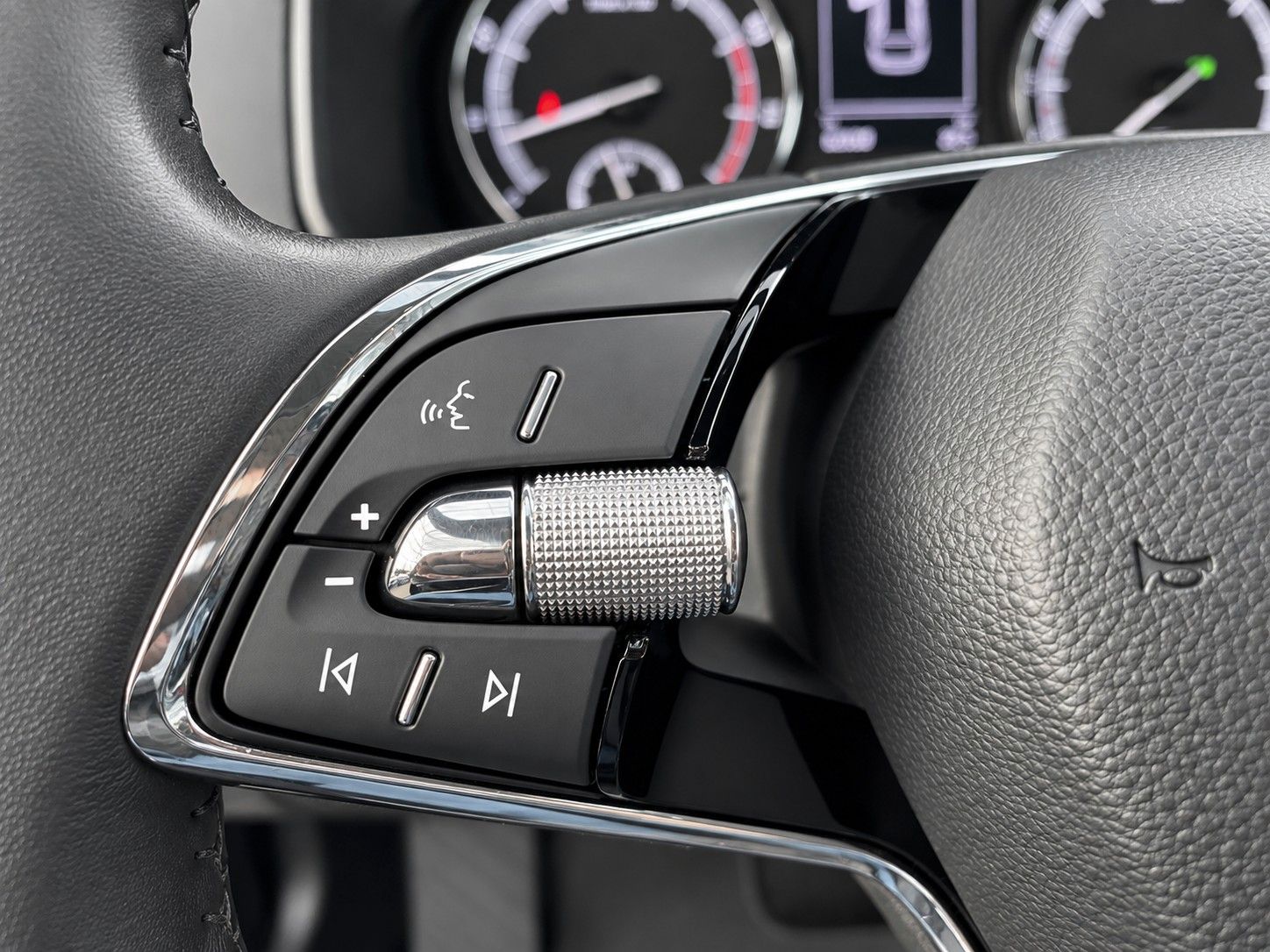 Fahrzeugabbildung SKODA Karoq 1.5 TSI ACT DSG Clever *Kamera*LED*AHK* - mit KI generiert/bearbeitet
