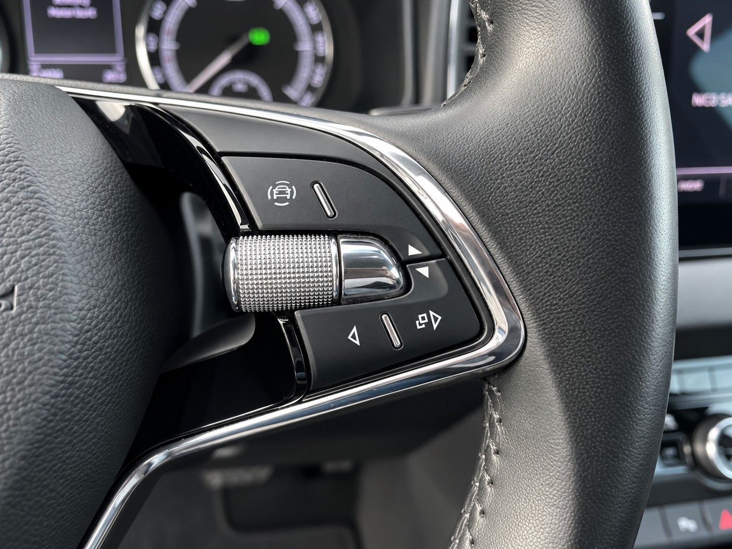 Fahrzeugabbildung SKODA Karoq 1.5 TSI ACT DSG Clever *Kamera*LED*AHK* - mit KI generiert/bearbeitet