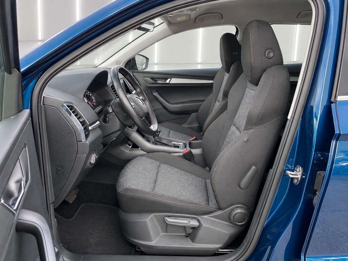 Fahrzeugabbildung SKODA Karoq 1.5 TSI ACT DSG Clever *Kamera*LED*AHK* - mit KI generiert/bearbeitet