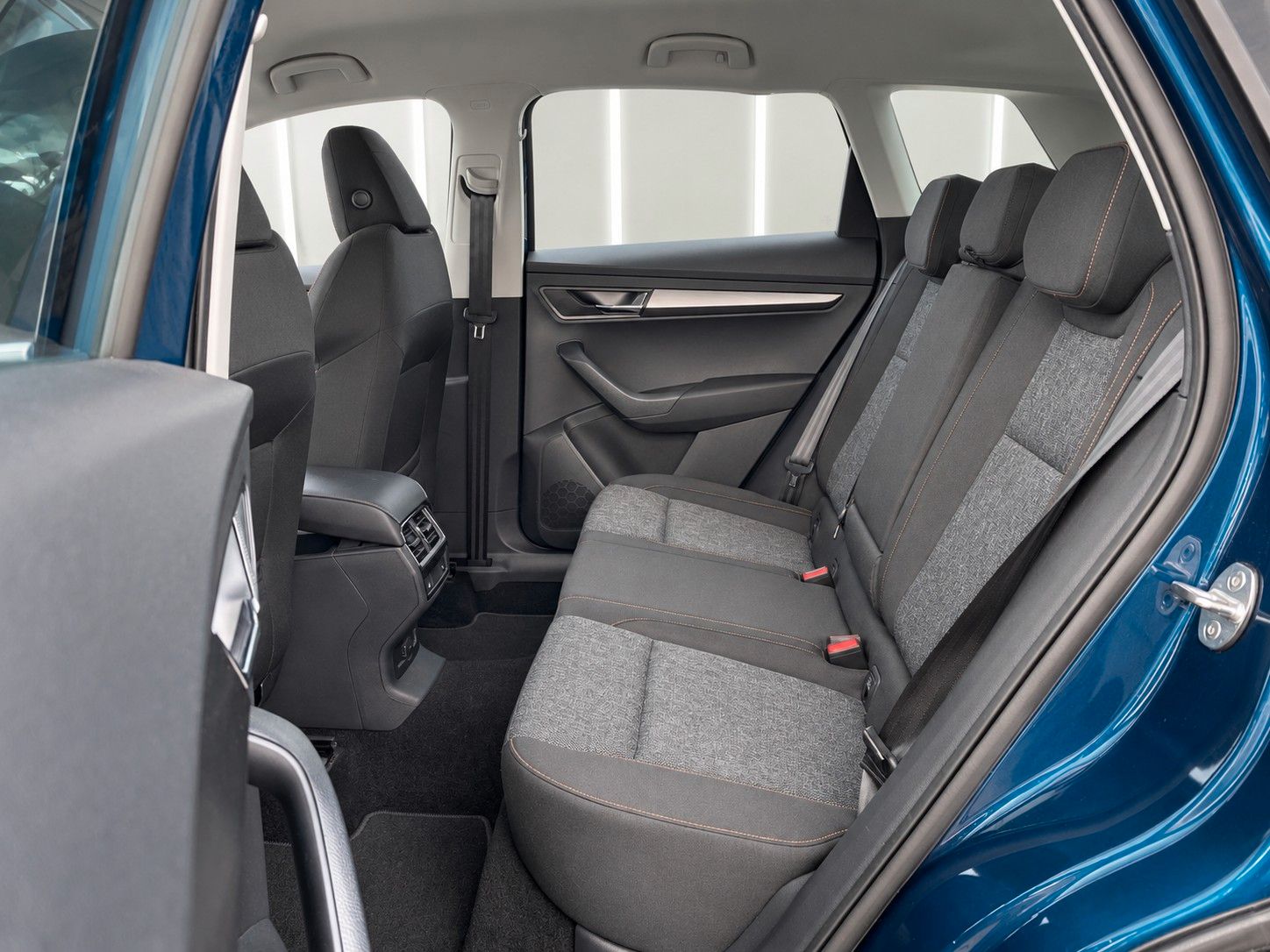 Fahrzeugabbildung SKODA Karoq 1.5 TSI ACT DSG Clever *Kamera*LED*AHK* - mit KI generiert/bearbeitet