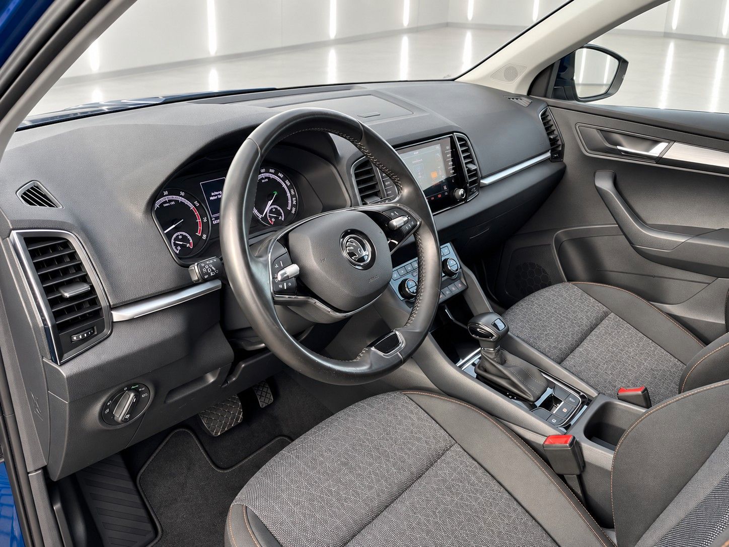 Fahrzeugabbildung SKODA Karoq 1.5 TSI ACT DSG Clever *Kamera*LED*AHK* - mit KI generiert/bearbeitet