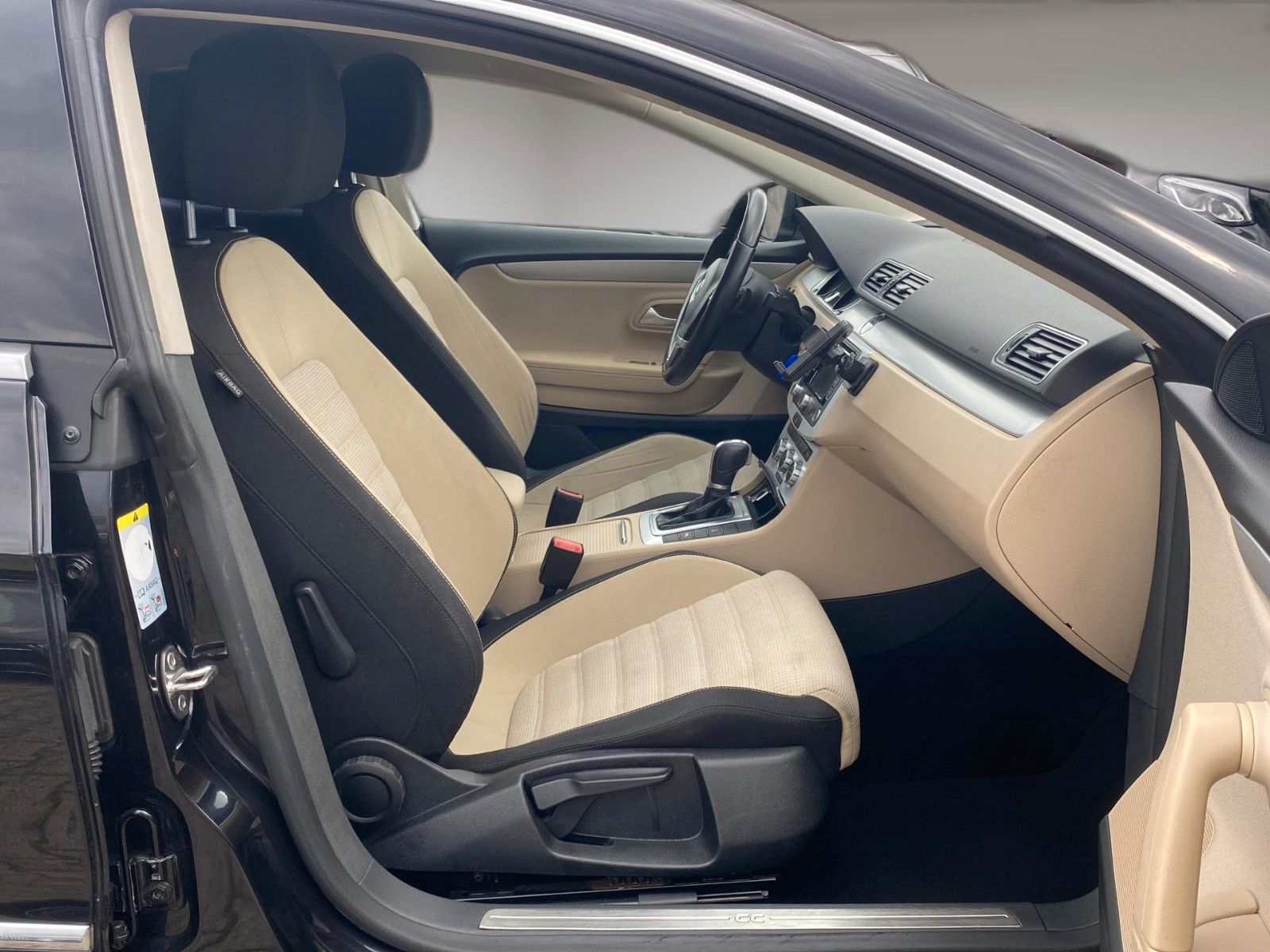 Fahrzeugabbildung Volkswagen Passat CC 2.0 TDI DSG *Xenon*Navigation*Kamera* - mit KI generiert/bearbeitet