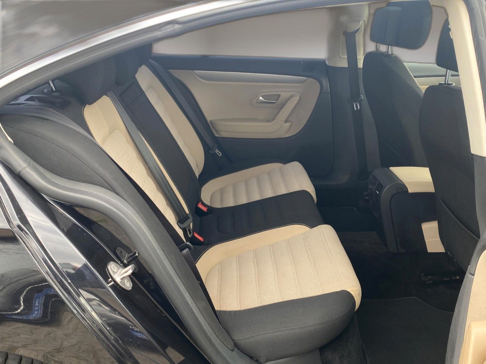 Fahrzeugabbildung Volkswagen Passat CC 2.0 TDI DSG *Xenon*Navigation*Kamera* - mit KI generiert/bearbeitet