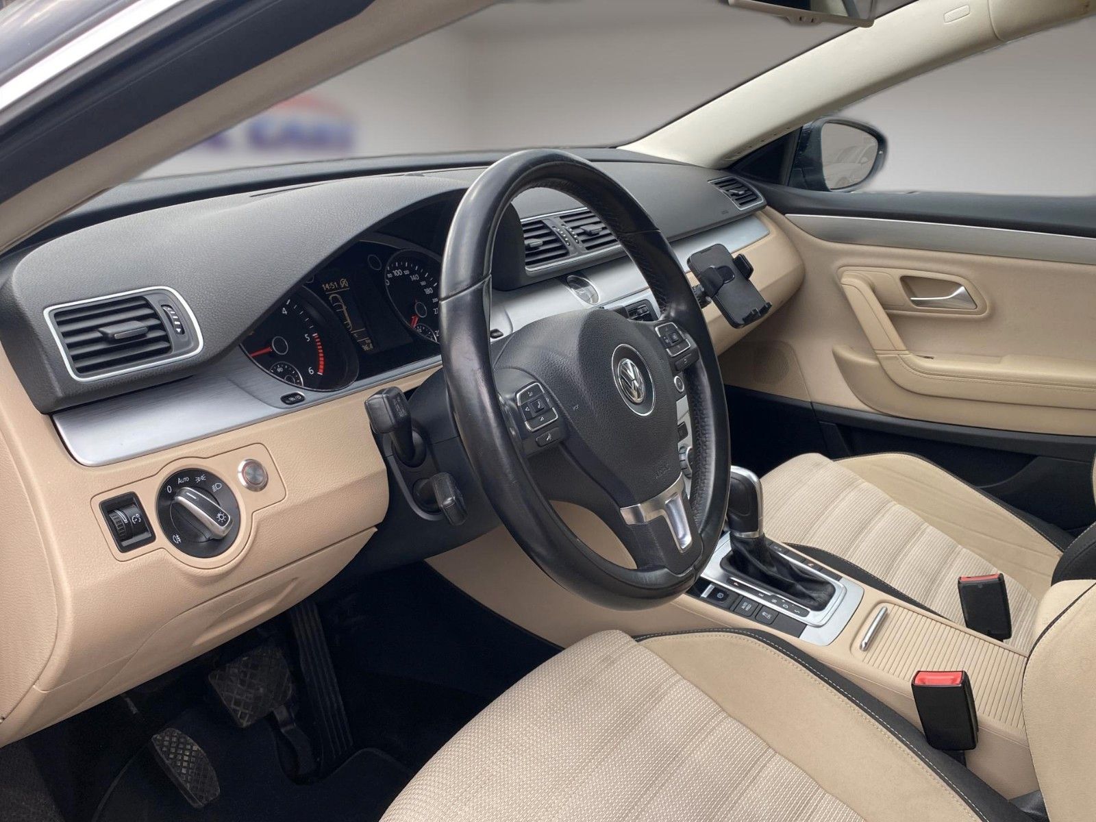 Fahrzeugabbildung Volkswagen Passat CC 2.0 TDI DSG *Xenon*Navigation*Kamera* - mit KI generiert/bearbeitet