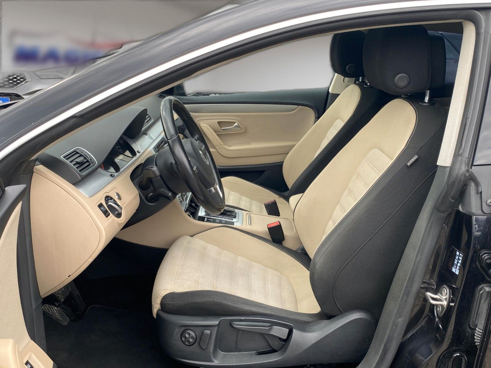 Fahrzeugabbildung Volkswagen Passat CC 2.0 TDI DSG *Xenon*Navigation*Kamera* - mit KI generiert/bearbeitet