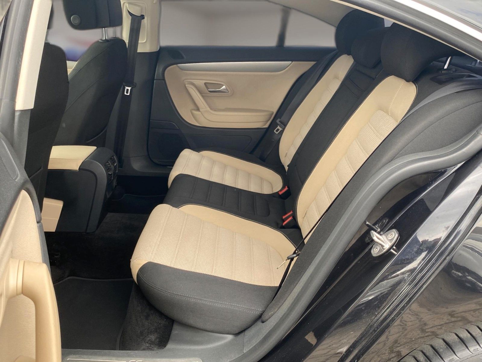 Fahrzeugabbildung Volkswagen Passat CC 2.0 TDI DSG *Xenon*Navigation*Kamera* - mit KI generiert/bearbeitet