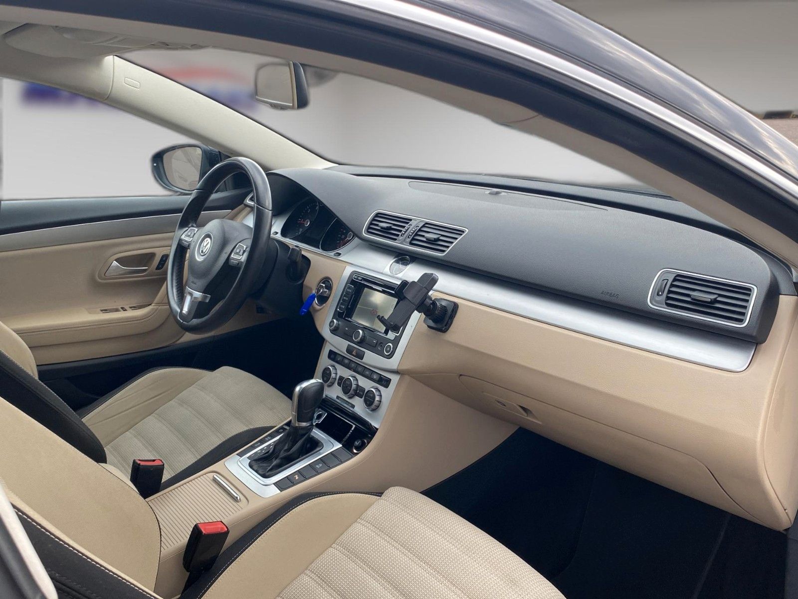 Fahrzeugabbildung Volkswagen Passat CC 2.0 TDI DSG *Xenon*Navigation*Kamera* - mit KI generiert/bearbeitet