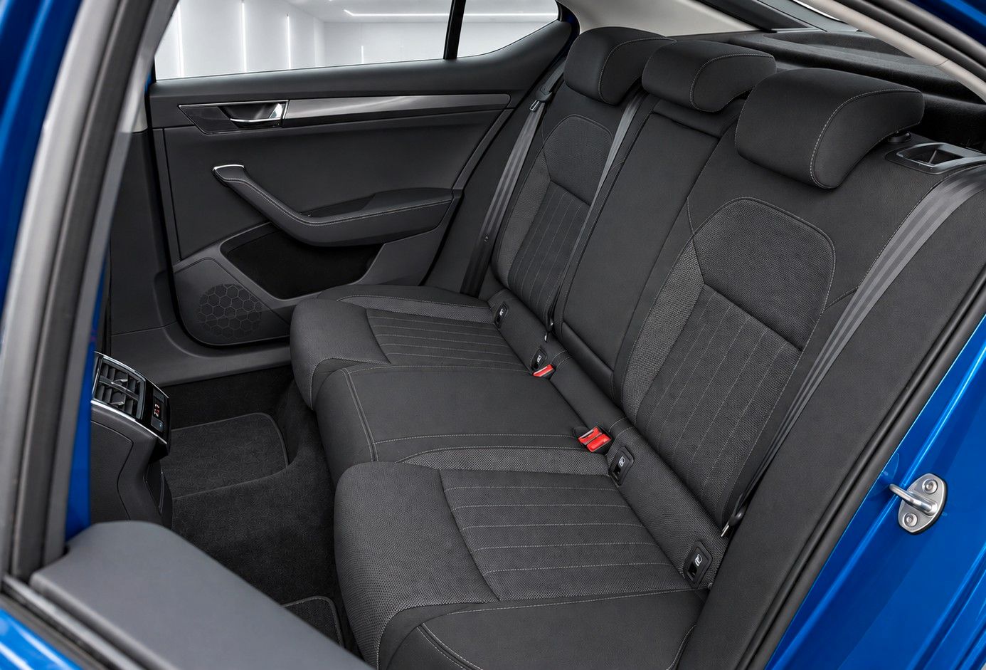 Fahrzeugabbildung SKODA Superb 2.0 TSI 4x4 Style *Matrix*Pano*Memory*SHZ - mit KI generiert/bearbeitet
