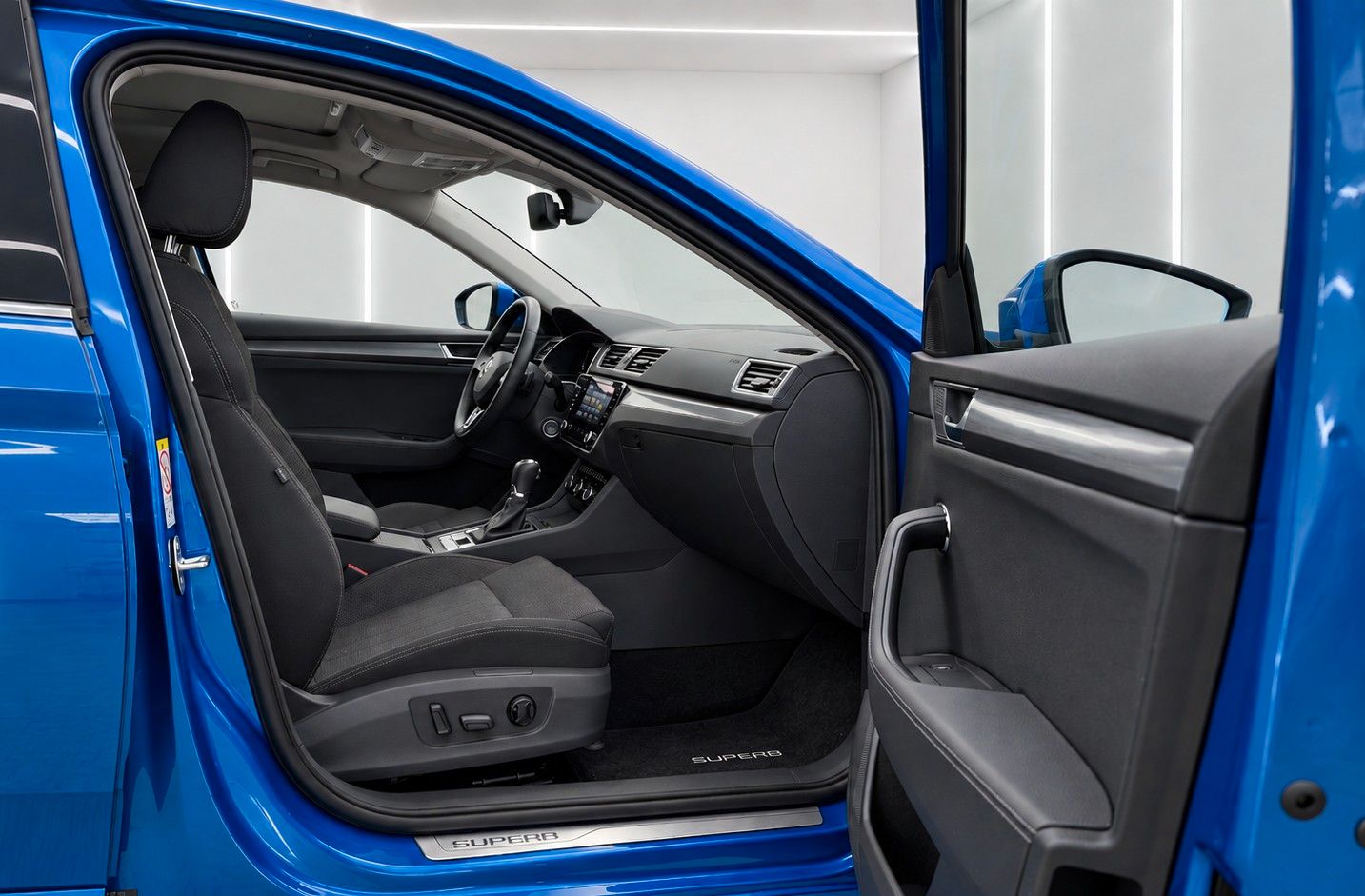 Fahrzeugabbildung SKODA Superb 2.0 TSI 4x4 Style *Matrix*Pano*Memory*SHZ - mit KI generiert/bearbeitet