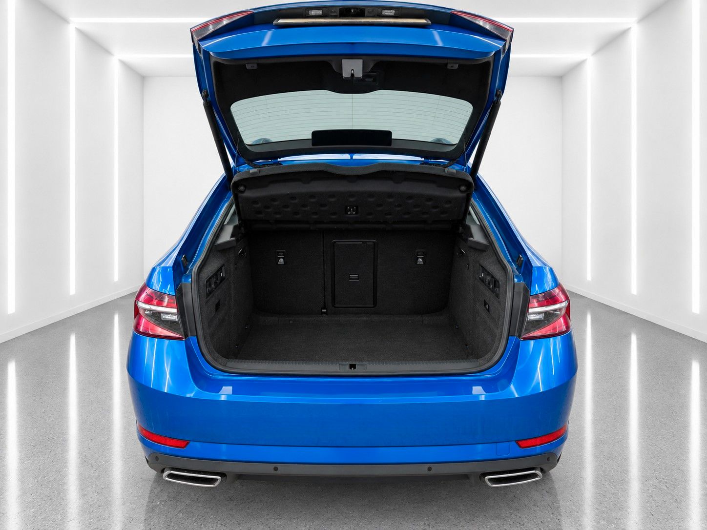 Fahrzeugabbildung SKODA Superb 2.0 TSI 4x4 Style *Matrix*Pano*Memory*SHZ - mit KI generiert/bearbeitet