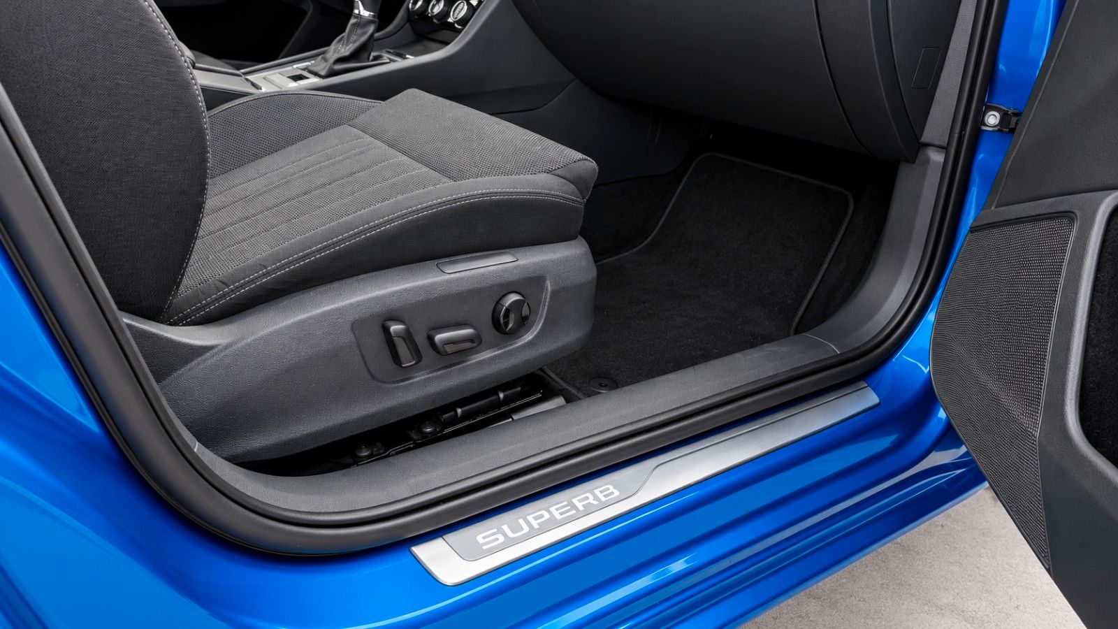 Fahrzeugabbildung SKODA Superb 2.0 TSI 4x4 Style *Matrix*Pano*Memory*SHZ - mit KI generiert/bearbeitet