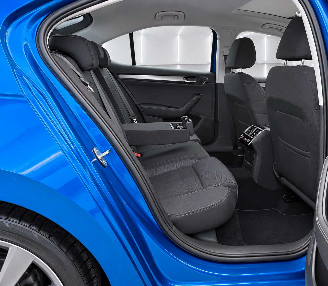 Fahrzeugabbildung SKODA Superb 2.0 TSI 4x4 Style *Matrix*Pano*Memory*SHZ - mit KI generiert/bearbeitet