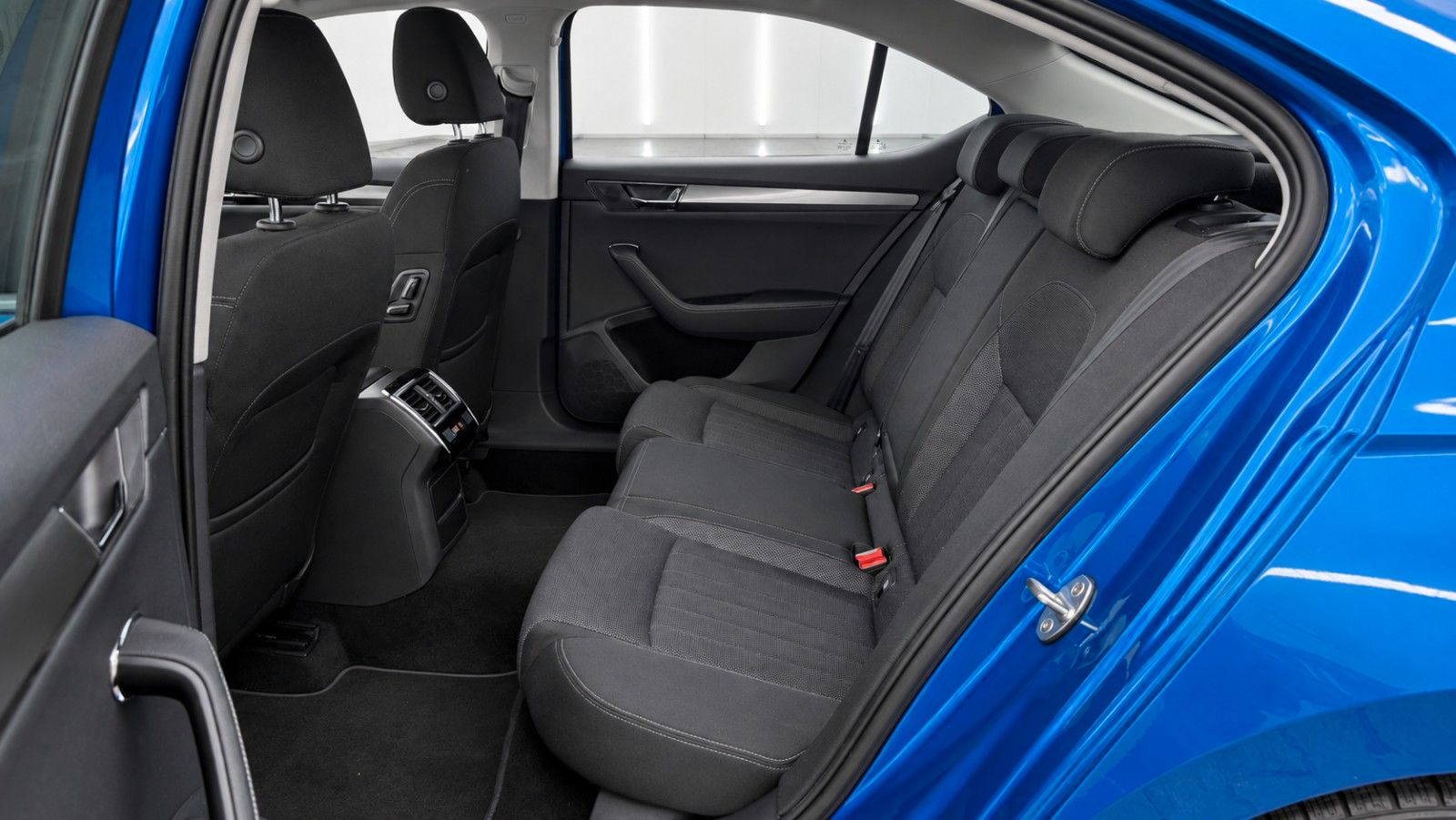 Fahrzeugabbildung SKODA Superb 2.0 TSI 4x4 Style *Matrix*Pano*Memory*SHZ - mit KI generiert/bearbeitet