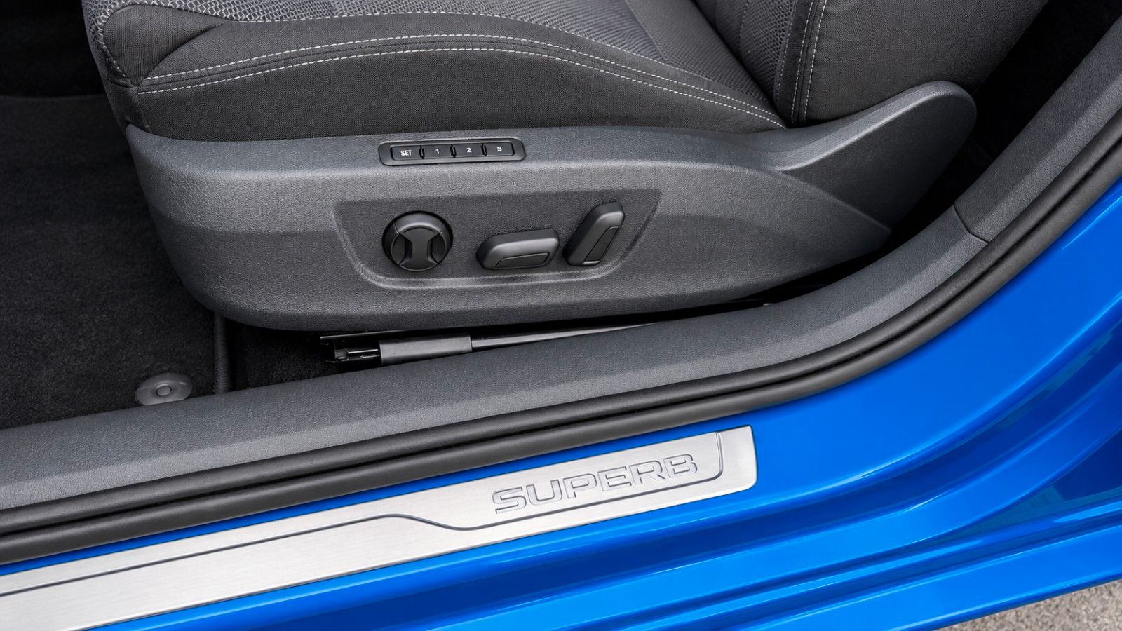 Fahrzeugabbildung SKODA Superb 2.0 TSI 4x4 Style *Matrix*Pano*Memory*SHZ - mit KI generiert/bearbeitet