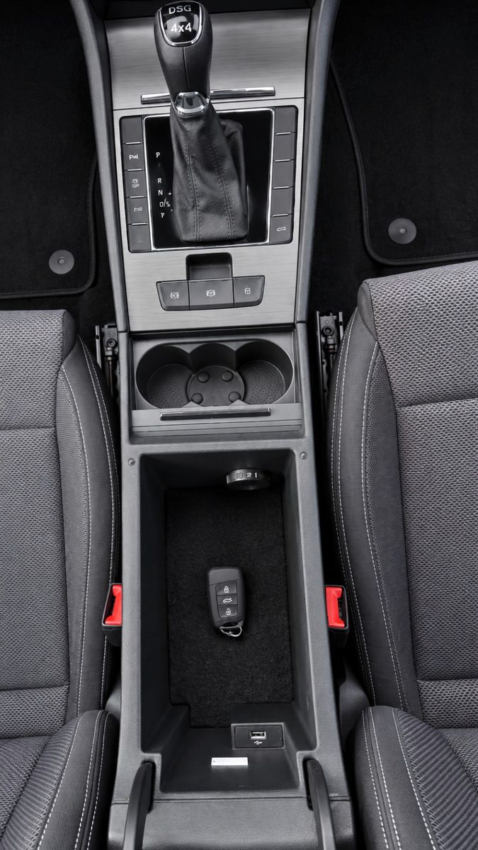 Fahrzeugabbildung SKODA Superb 2.0 TSI 4x4 Style *Matrix*Pano*Memory*SHZ - mit KI generiert/bearbeitet