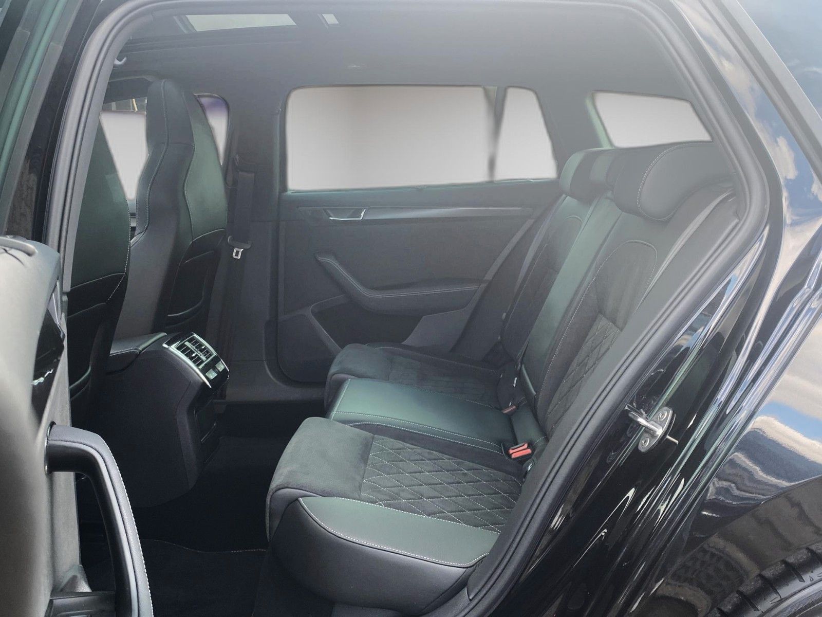 Fahrzeugabbildung SKODA Superb Combi Sportline 4x4 *Mega-Ausstattung* - mit KI generiert/bearbeitet