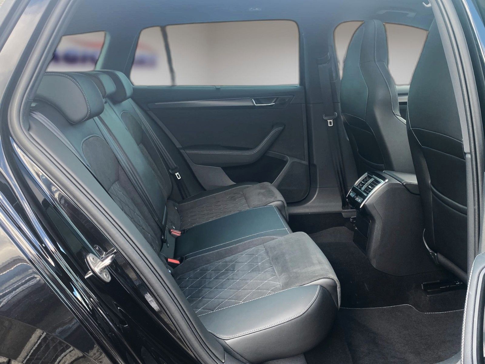 Fahrzeugabbildung SKODA Superb Combi Sportline 4x4 *Mega-Ausstattung* - mit KI generiert/bearbeitet