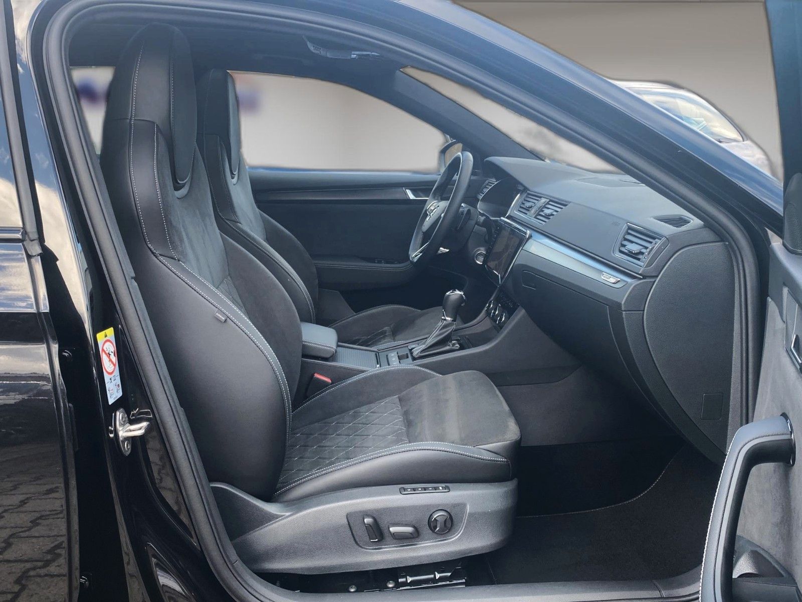 Fahrzeugabbildung SKODA Superb Combi Sportline 4x4 *Mega-Ausstattung* - mit KI generiert/bearbeitet