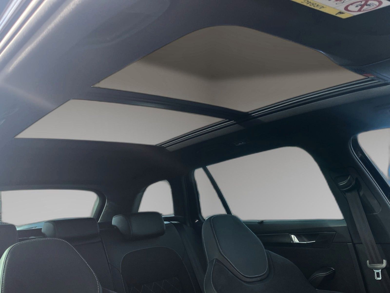 Fahrzeugabbildung SKODA Superb Combi Sportline 4x4 *Mega-Ausstattung* - mit KI generiert/bearbeitet