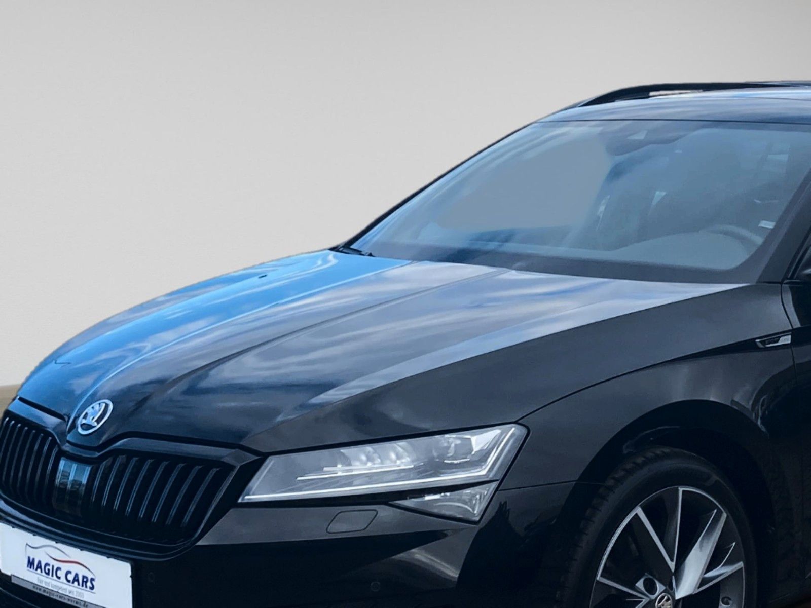 Fahrzeugabbildung SKODA Superb Combi Sportline 4x4 *Mega-Ausstattung* - mit KI generiert/bearbeitet