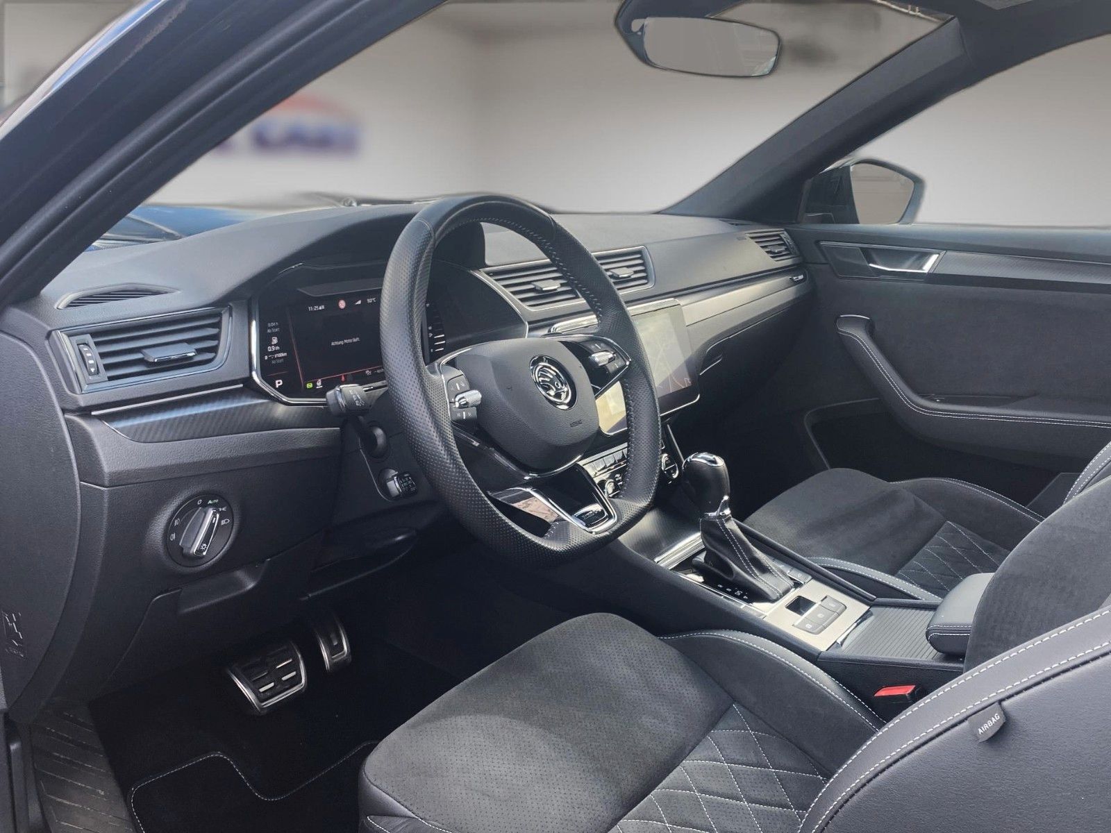 Fahrzeugabbildung SKODA Superb Combi Sportline 4x4 *Mega-Ausstattung* - mit KI generiert/bearbeitet