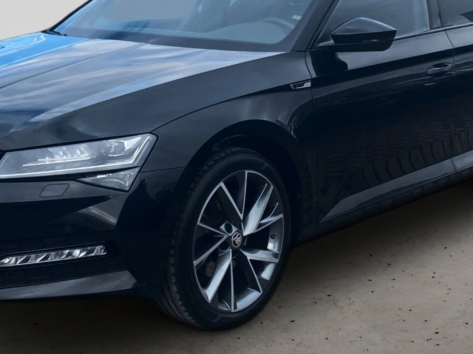 Fahrzeugabbildung SKODA Superb Combi Sportline 4x4 *Mega-Ausstattung* - mit KI generiert/bearbeitet